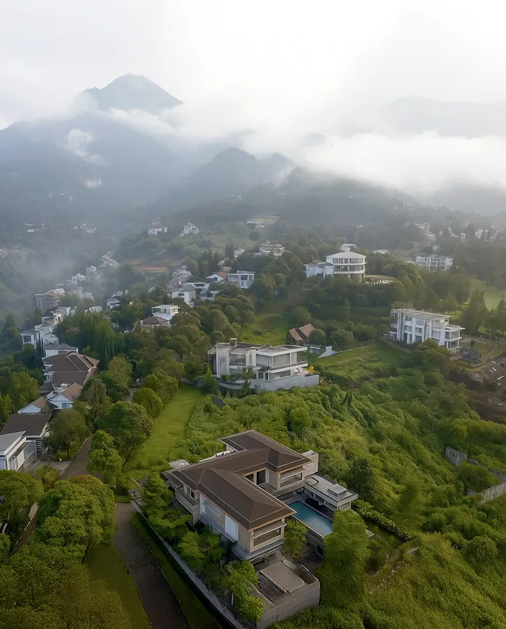 Pemandangan hijau kawasan Resor Dago Pakar di Bandung Utara dengan lanskap perbukitan