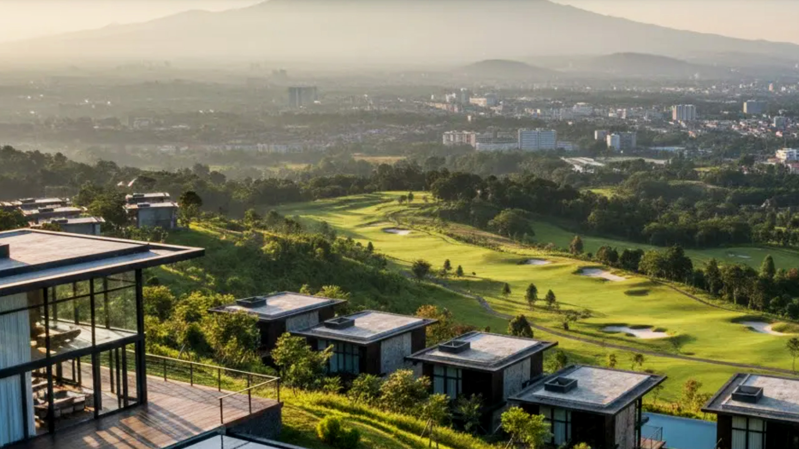 Pemandangan hijau dan rumah mewah di kawasan Dago Bandung.
