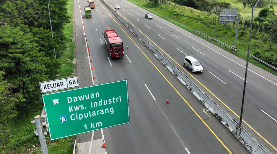 Jalan menuju kawasan hunian elit di Bandung Utara.