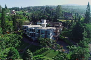 Rumah bergaya resort di kawasan Lembang Bandung.
