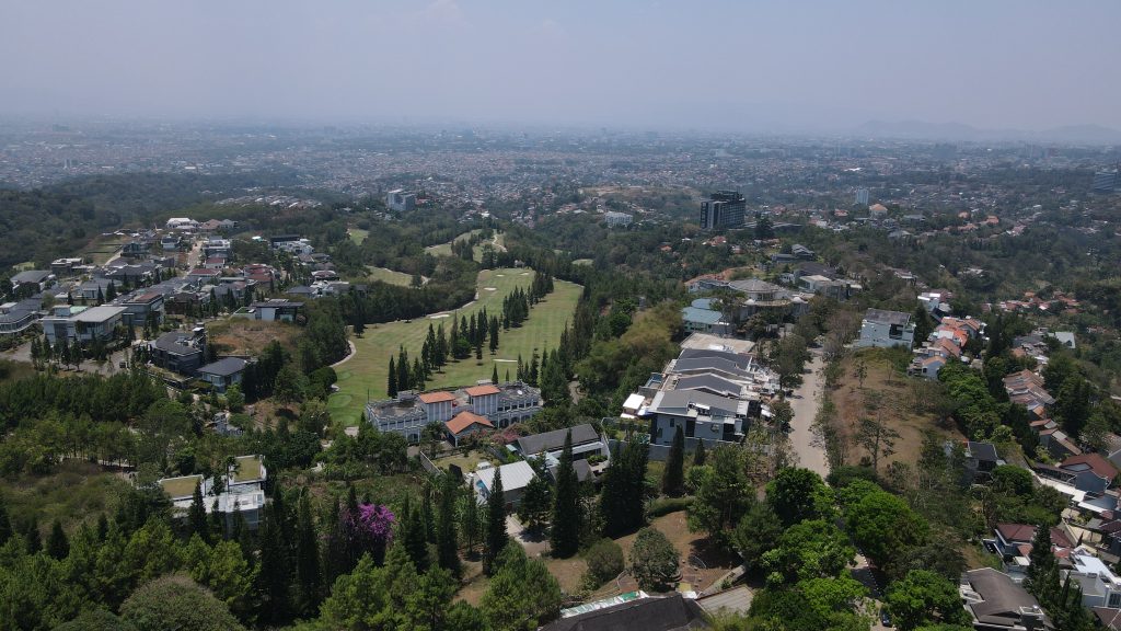 Pemandangan perbukitan hijau dari kawasan Resor Dago Pakar Bandung