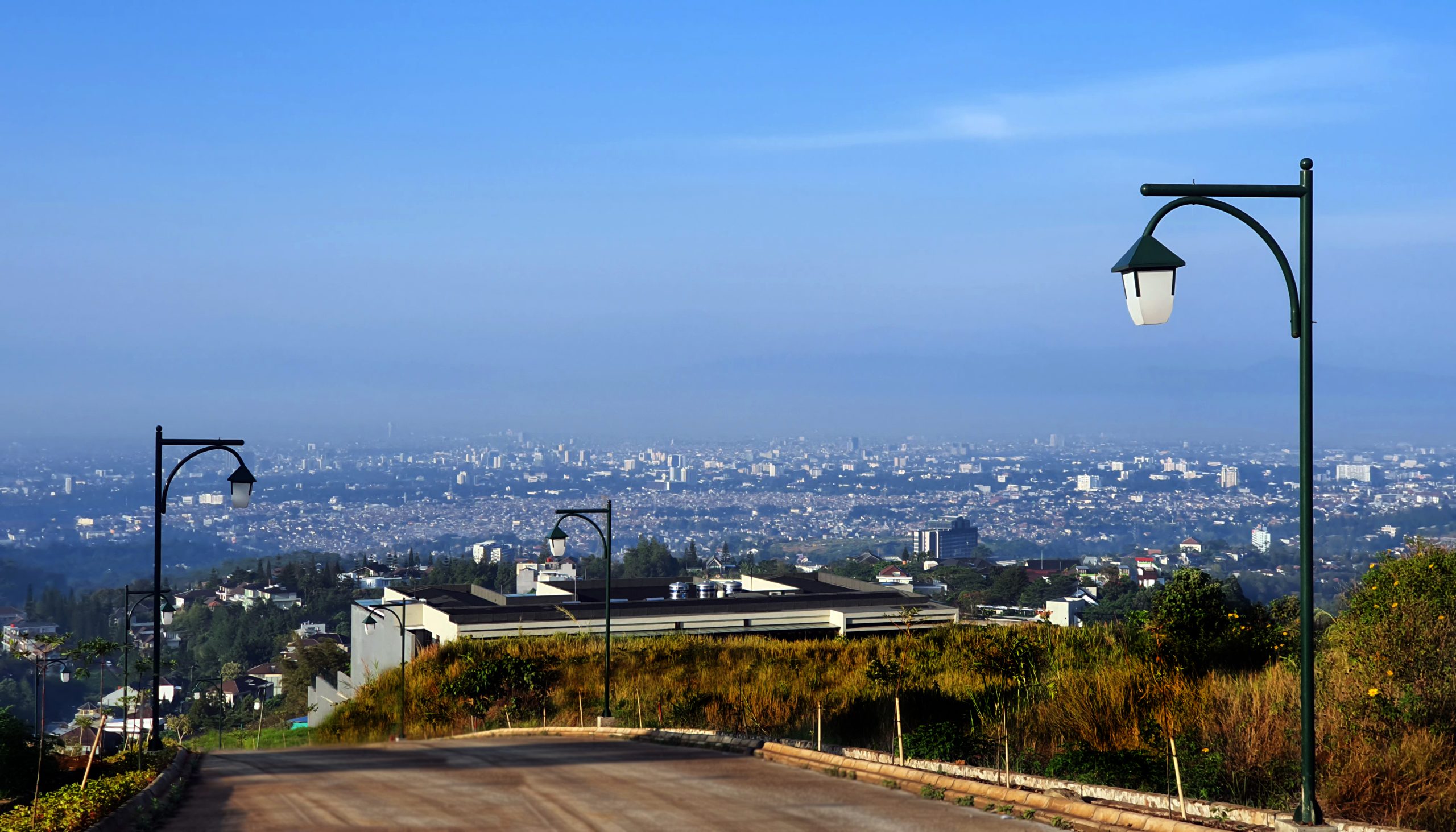 Pemandangan perumahan elit di Dago Pakar Bandung.
